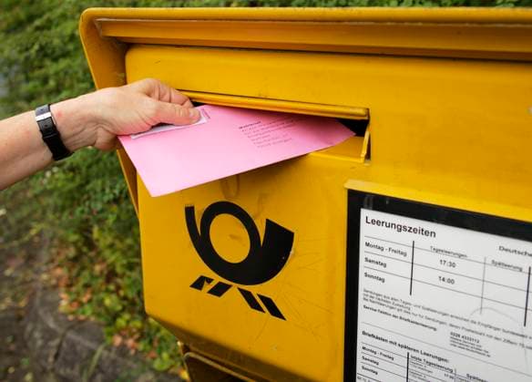 Wahlbrief wird in Briefkasten der Deutschen Post gesteckt, Bundestagswahl Deutschland am 26.09.2021, Deutschland Briefwahl Deutschland *** Election letter is put into the letter box of the German post office, federal election Germany on 26 09 2021, Germany postal vote Germany