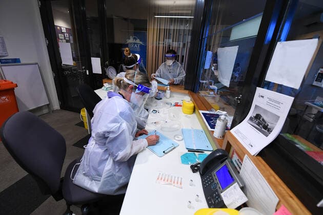 VICTORIA CORONAVIRUS COVID19, Healthcare workers are seen preparing dose of Covid19 vaccines at pop-up clinic in Broadmeadows, Melbourne, Wednesday, September 15, 2021. Victoria s long-awaited roadmap out of lockdown will be released on Sunday, the premier has confirmed, as a man in his 20s became one of the state s latest COVID-19 victims. ( NO ARCHIVING, EDITORIAL USE ONLY, NO USE IN BOOKS WITHOUT CONSENT MELBOURNE VIC AUSTRALIA  Copyright: xJAMESxROSSx 20210915001576354720