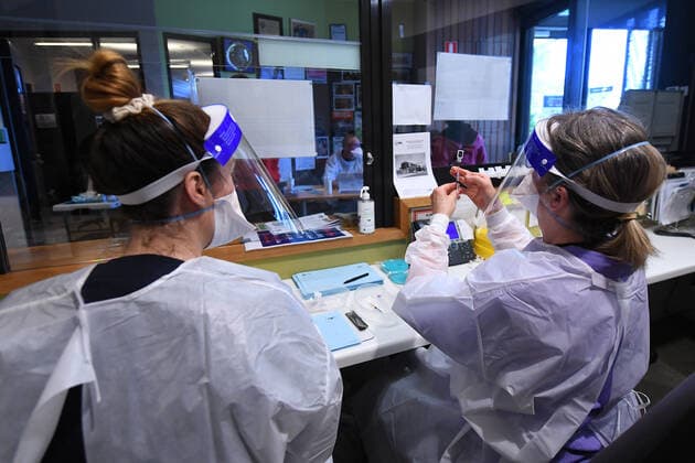VICTORIA CORONAVIRUS COVID19, Healthcare workers are seen preparing dose of Covid19 vaccines at pop-up clinic in Broadmeadows, Melbourne, Wednesday, September 15, 2021. Victoria s long-awaited roadmap out of lockdown will be released on Sunday, the premier has confirmed, as a man in his 20s became one of the state s latest COVID-19 victims. ( NO ARCHIVING, EDITORIAL USE ONLY, NO USE IN BOOKS WITHOUT CONSENT MELBOURNE VIC AUSTRALIA  Copyright: xJAMESxROSSx 20210915001576354830