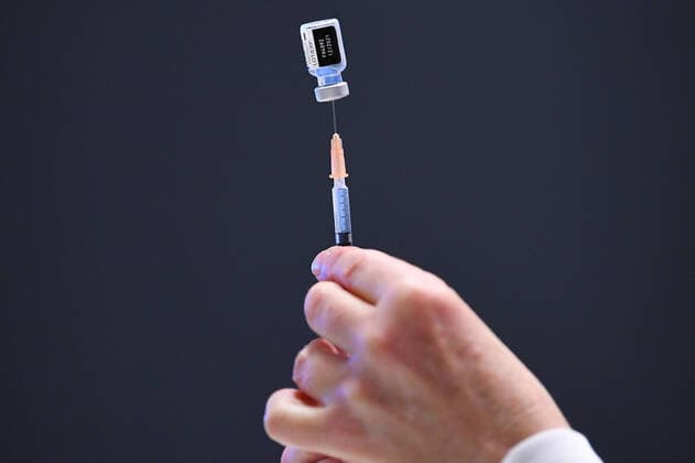 VICTORIA CORONAVIRUS COVID19, A healthcare worker preps a Covid19 vaccination dose at a pop-up Covid19 vaccination clinic in Broadmeadows, Melbourne, Wednesday, September 15, 2021. Victoria s long-awaited roadmap out of lockdown will be released on Sunday, the premier has confirmed, as a man in his 20s became one of the state s latest COVID-19 victims. ( NO ARCHIVING, EDITORIAL USE ONLY, NO USE IN BOOKS WITHOUT CONSENT MELBOURNE VIC AUSTRALIA  Copyright: xJAMESxROSSx 20210915001576404440