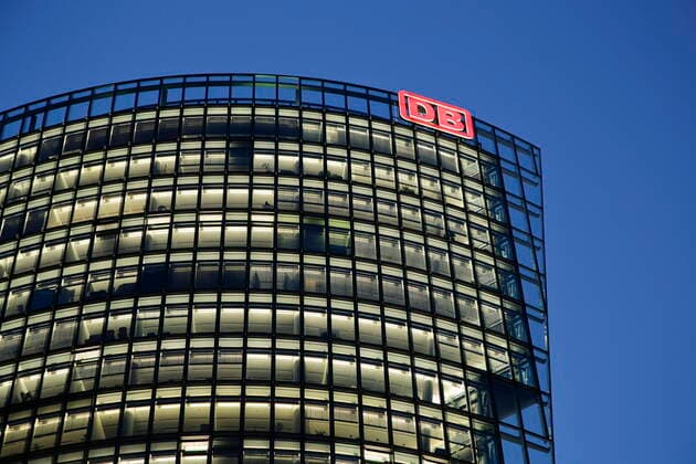 14.09.2021, Berlin, Deutschland - Deutsche Bahn Tower. Foto: Der DB Tower am Potsdamer Platz in der Abenddaemmerung. Hier ist die Zentrale der Deutschen Bahn AG untergebracht.