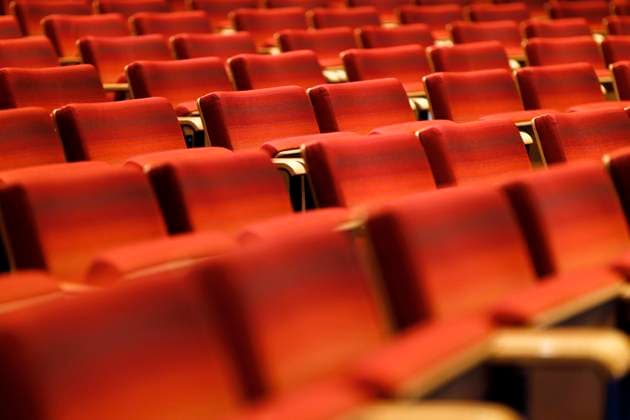 Leere Sitzreihen zeugen von der gähnenden Leere im Filmforum im Museum Ludwig, wo viele Filmvorführungen im letzten Jahr pandemiebedingt abgesagt werden mussten. Der Kultursektor ist durch die Coronapandemie und die damit einhergehenden Corona-Regeln wie 2G oder 3G wirtschaftlich hart getroffen. (Themenbild, Symbolbild) Köln, 14.09.2021 *** Empty rows of seats bear witness to the yawning emptiness in the Filmforum at the Museum Ludwig, where many film screenings had to be cancelled last year due to the pandemic The cultural sector has been hit hard economically by the corona pandemic and the accompanying corona rules such as 2G or 3G Topic image, symbol image Cologne, 14 09 2021 Foto:xC.xHardtx xFuturexImage
