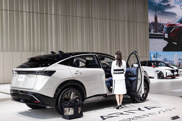 September 15, 2021, Yokohama, Kanagawa, Japan: Nissan Gallery Staff explains features of the new Nissan Ariya to a visitor at the Nissan Headquarters gallery in Yokohama. Yokohama Japan - ZUMAs197 20210915_zaa_s197_036 Copyright: xStanislavxKogikux