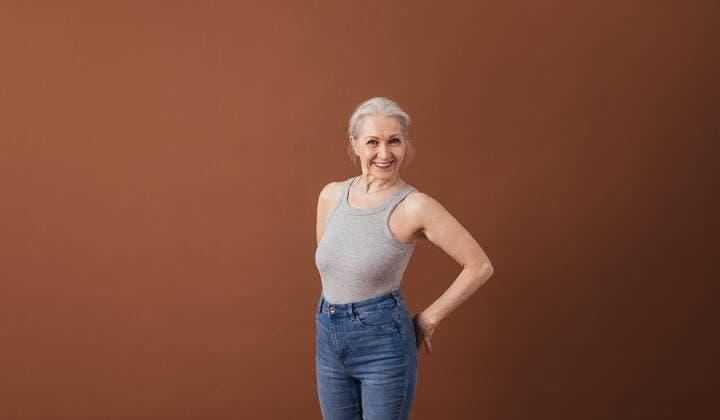 IMAGO Creative: Internationaler Frauenmonat, Gesundheit, Frauen in der Menopause Portrait of a mature woman in casuals standing at brown background in studio Portrait of a mature woman in casuals standing at brown background in studio Copyright: xxArtemxVarnitsinx