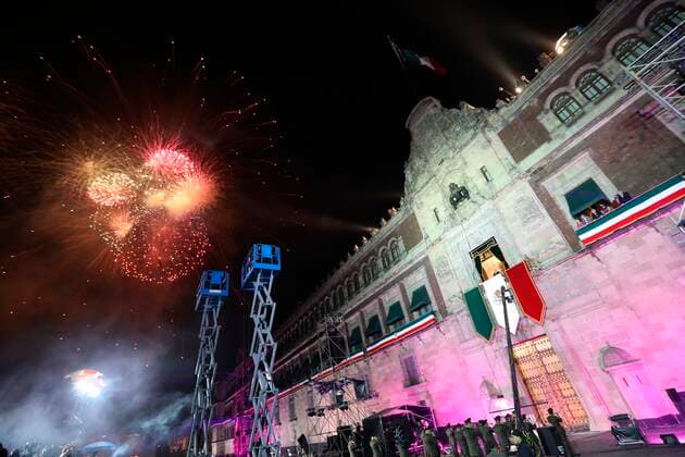 News Bilder des Tages A picture taken showing lights and fireworks in the sky of the Zocalo Square during the ceremony of the 211th anniversary of the Cry of Independence, today, in Mexico City, Mexico, 15 September 2021. The president of Mexico, Andres Manuel Lopez Obrador, celebrated this Wednesday the Cry of Independence for the second consecutive year without the presence of citizens in the Zocalo capital due to the covid-19 pandemic. Mexico celebrates Cry of Independence without citizens in the square due to covid !ACHTUNG: NUR REDAKTIONELLE NUTZUNG!  Copyright: xSáshenkaxGutiérrezx MEX1608 20210916-0b5c947a5980eec1b9e8e9a8ee7b393d6a0120d7