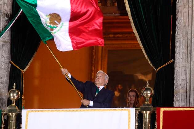 The President of Mexico, Andres Manuel Lopez Obrador, waves the national flag during the ceremony of the 211th anniversary of the Cry of Independence from the central balcony of the National Palace, today, in Mexico City, Mexico, 15 September 2021. The president of Mexico, Andres Manuel Lopez Obrador, celebrated this Wednesday the Cry of Independence for the second consecutive year without the presence of citizens in the Zocalo capital due to the covid-19 pandemic. Mexico celebrates Cry of Independence without citizens in the square due to covid !ACHTUNG: NUR REDAKTIONELLE NUTZUNG!  Copyright: xSáshenkaxGutiérrezx MEX1599 20210916-7ac0ce9a9f4023e50207db72a94b96d56734043c