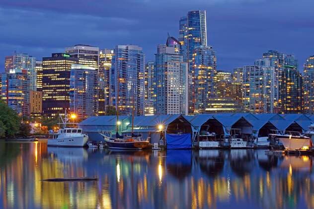 Skyline mit Hochhäusern in der Abenddämmerung, Boote und Yachten, stanley park, Vancouver, British Columbia, Kanada, Nordamerika Copyright: imageBROKER/ReinhardxPantke ibxrpa06990425.jpg