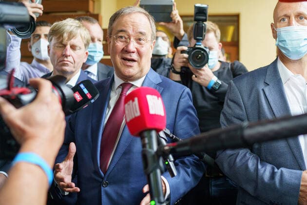 Armin Laschet, Spitzenkandidat CDU CSU und CDU-Bundesvorsitzender - Wahlkampfveranstaltung in Hamburg beim Lindner Park-Hotel Hagenbeck - Armin Laschet hält eine Wahlkampfrede auf der öffentlichen Veranstaltung;Armin Laschet, Spitzenkandidat CDU CSU und CDU-Bundesvorsitzender - Wahlkampfveranstaltung in Hamburg beim Lindner Park-Hotel Hagenbeck - Armin Laschet hält eine Wahlkampfrede auf der öffentlichen Veranstaltung, Hamburg Hamburg Deutschland Lindner Park-Hotel Hagenbeck