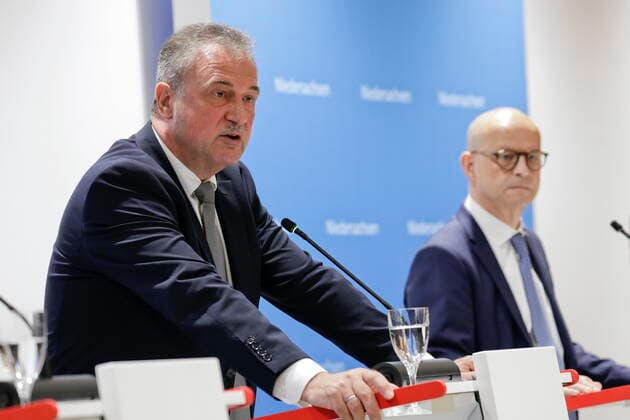 16.09.2021, Berlin, Deutschland - Pressekonferenz: DB und GDL einigen sich auf Tarifkompromiss. Die Deutsche Bahn, DB und die Gewerkschaft Deutscher Lokomotivfuehrer, GDL haben sich auf einen Tarifabschluss verstaendigt. Damit ist der Tarifkonflikt mit der GDL beigelegt. Der Tarifvertrag hat eine lange Laufzeit von 32 Monaten bis Oktober 2023. Foto: v.l. Claus Weselsky, Bundesvorsitzender der Gewerkschaft Deutscher Lokomotivfuehrer, GDL und Martin Seiler, Vorstand Personal und Recht der DB. *** 16 09 2021, Berlin, Germany Press conference DB and GDL agree on wage compromise Deutsche Bahn, DB, and the union of German locomotive drivers, GDL, have agreed on a wage settlement This settles the wage dispute with the GDL The wage agreement has a