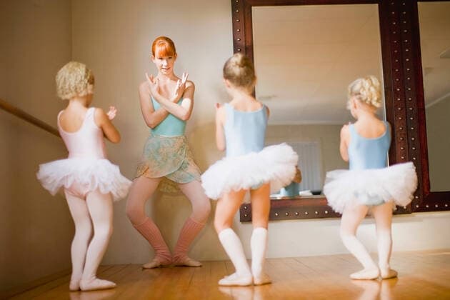 IMAGO Creative: Lokalhelden - Jugendsportbildung Girls dancing in ballet class, 30.11.2012, Copyright: xZeroxCreativesx explaining,crouching,dancing,ballet dancing,learning,lesson,teaching,exercising,practising,hobby,watching,front view,full length,horizontal,low angle view,rear view,authority,childhood,fitness,fun,grace,togetherness,vitality,friendship,people,young adult,25 to 29 years,caucasian ethnicity,girl,woman,young woman,four people,student,teacher,dancer,indoors,south africa,cape town,tutu,leotard,education,crossed arms,posing,standing,classmate,coaching,active,coach,demonstration,enjoyment,elementary age,dance studio,training,photography,Photographing,Posing,Conversation,Explanation,Crouching,Physical Activity,Dancing,Traditional Dancing,Ballet Dancing,Practising,Arms Crossed Ref:33avr0005rmg
