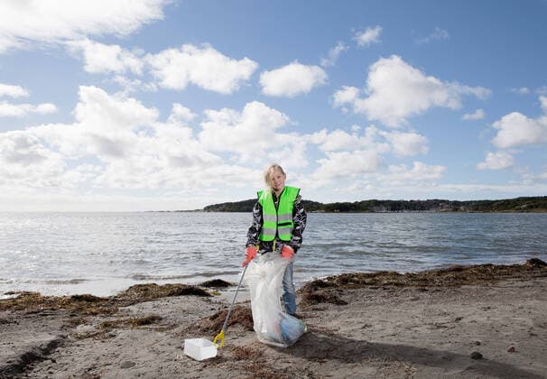 IMAGO Creative: Klimawandel - Zukunft und Innovation Girl in safety vest cleaning beach, 01.10.2011, Copyright: xJonatanxFernstromx cleaning,holding,picking up,looking at camera,copy space,full length,portrait,reflection,childhood,choice,commitment,future,responsibility,protection,safety,togetherness,confidence,nature,preserved,rubbish bag,rubbish,pre-adolescent child,caucasian ethnicity,girl,one person,outdoors,beach,sea,day,environmental issue,environment,environmental conservation,posing,standing,sunlight,blue sky,manual labor,eye contact,only female,conscientious,protective workwear,Photographing,Posing,Cleaning,Lifting,Standing,Holding,Working,Manual Labour,Caucasian Ethnicity,Pre-Adolescent Child,Female,Girls,Girl,Childhood,Choice,Confidence,Dedication,Protection,Responsibility,Secur Ref:33jf0005rf