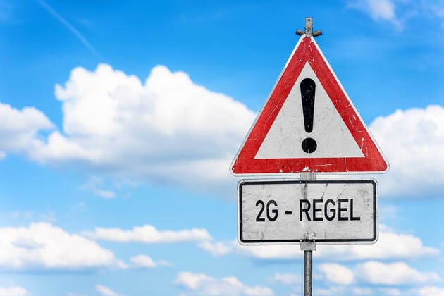 Verkehrsschild mit der Aufschrift 2G-Regel, 2 G Covid-19 Regel, Zutritt für Geimpfte und Genesene Personen, Ausschluss von Getesteten Personen 2G Regel