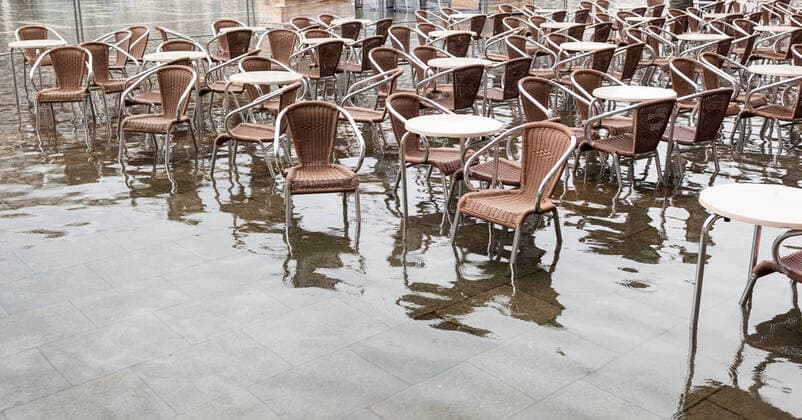 IMAGO Creative: Klimawandel - Steigende Temperaturen cafÃ ,überschwemmung,venedig,cafe,cafes,cafÃ s,kaffeehaus,kaffeehäuser,überflutet,überflutung,überschwemmt,venezia *** cafe,flood,venice,cafes,floods,venices 1un-gm5