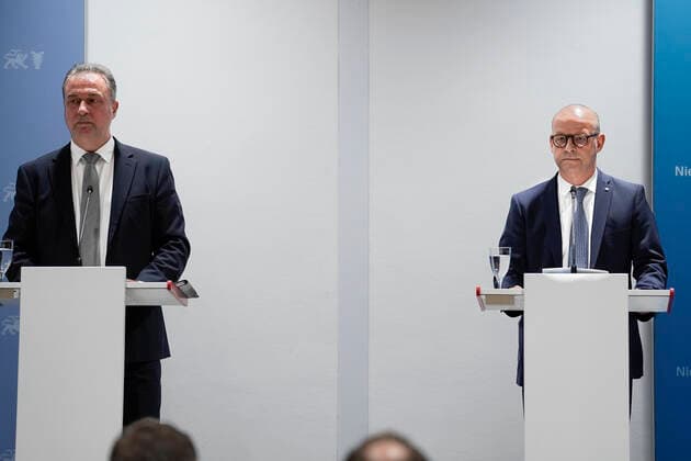 Pressekonferenz mit DB und GDL zum aktuellen Stand der Tarifverhandlungen Aktuell, 16.09.2021, Berlin DB-Personalvorstand Martin Seiler und GDL-Bundesvorsitzender Claus Weselsky gemeinsam bei der Pressekonfernez zum aktuellen Stand der Tarifverhandlungen und Einigung der Verhandlungen in der Vertretung von Niedersachsen und Schleswig-Holstein in Berlin Berlin Berlin Deutschland *** Press conference with DB and GDL on the current state of collective bargaining negotiations Current, 16 09 2021, Berlin DB Personnel Director Martin Seiler and GDL Federal Chairman Claus Weselsky together at the press conference on the current state of collective bargaining negotiations and agreement of the negotiations in the representation of Lower Saxony and
