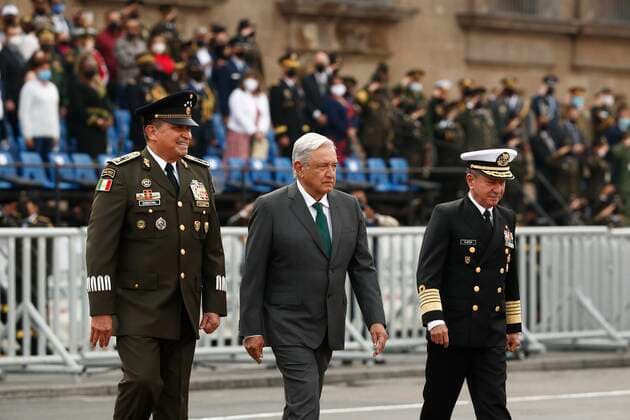 The President of Mexico, Andres Manuel Lopez Obrador, accompanied by the Secretary of National Defense, Luis Cresencio Sandoval (L), and the Secretary of the Navy, Jose Rafael Ojeda (R), participates in the military parade of the 211th Anniversary of the Independence of Mexico, today, in the Zocalo of Mexico City, Mexico 16 September 2021. 211 anniversary of the independence of Mexico !ACHTUNG: NUR REDAKTIONELLE NUTZUNG!  Copyright: xJoséxMéndezx MEX1636 20210916-4b2de31658cf2065af5e4026d6cb0fe473b62903