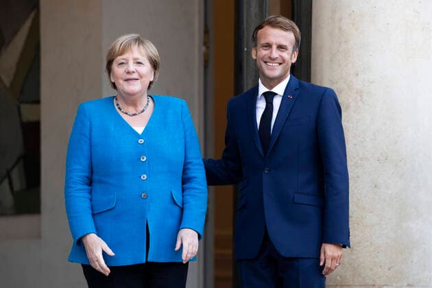 Bilder des Jahres 2021, News 09 September News Themen der Woche KW37 News Bilder des Tages Paris, France, September 16, 2021 - French President Emmanuel Macron welcomes Chancellor of the Federal Republic of Germany Angela Merkel at the Elysee Palace.  Copyright: xAlexisxSciardx