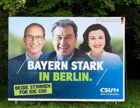 GER, Bundestagswahl 2021, Wahlplakate in Bayern 15.09.2021, Stadtzentrum, Memmingen, GER, Bundestagswahl 2021, Wahlplakate in Bayern, der Wahlkampf in Bayern ist spannend. An vielen Stellen im Stadtgebiet sind Wahlplakate aufgestellt, im Bild ein Wahlplakat der CSU mit Ministerpräsident Markus Söder und den Spitzenkandidaten Alexander Dobrindt und Dorothee Bär