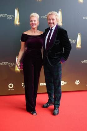 Entertainment Bilder des Tages Thomas Gottschalk und Karina Mross bei der Ankunft zur Deutscher Fernsehpreis Verleihung am 16.09.2021 in Köln Deutscher Fernsehpreis Verleihung 2021 in Koeln