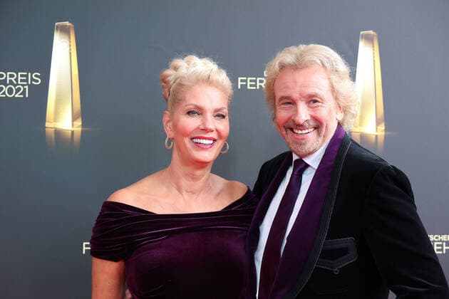 Bilder des Jahres 2021, Entertainment 09 September Entertainment Themen der Woche KW37 Thomas Gottschalk und Karina Mross bei der Ankunft zur Deutscher Fernsehpreis Verleihung am 16.09.2021 in Köln Deutscher Fernsehpreis Verleihung 2021 in Koeln *** Thomas Gottschalk and Karina Mross arriving at the German Television Award Ceremony on 16 09 2021 in Cologne German Television Award Ceremony 2021 in Cologne 