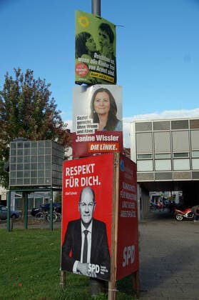 Wahlplakate der SPD. der Linken und der Grünen zur Bundestagswahl am 26. September 2021 an einem Bremer Laternenmast.
