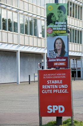 Wahlplakate der SPD. der Linken und der Grünen zur Bundestagswahl am 26. September 2021 an einem Bremer Laternenmast.