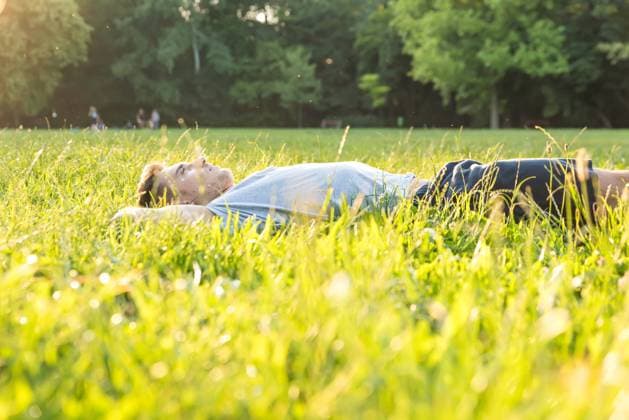 wiese,liegen,entspannen,wiesen,homonym,liege,liegend,liegende,liegender,liegt,entspannung,relax,relaxen *** meadow,lying,relax,meadows,lying down,relaxation g54-l03 ,model released, Symbolfoto