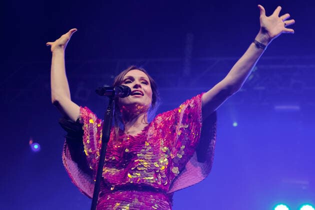 Entertainment Bilder des Tages September 16, 2021, Newport, United Kingdom: English singer, songwriter and model Sophie Michelle Ellis-Bextor performs live on stage at the Isle of Wight Festival in Newport. Newport United Kingdom - ZUMAs197 20210916_zaa_s197_278 Copyright: xDawnxFletcher-Parkx
