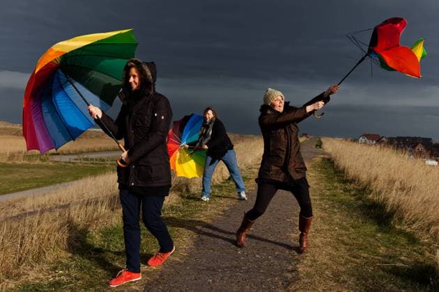 stürmisch,regenschirm,regenwetter,windbö,sturm,regenschirme,schirm,schirme,regen,regnen,regnerisch,schlechtes wetter,verregnet *** stormy,umbrella,rain weather,windbö,stormies,umbrellas,rain weathers,rainy h7e-fl6 ,model released, Symbolfoto