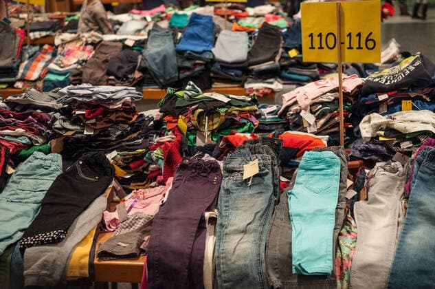 IMAGO Nature: Unsere Erde, Umweltverträgliche Herausforderungen, Recycling hosen,second hand,kleiderbörse,hose *** pants,second hand,trousers j42-ik0