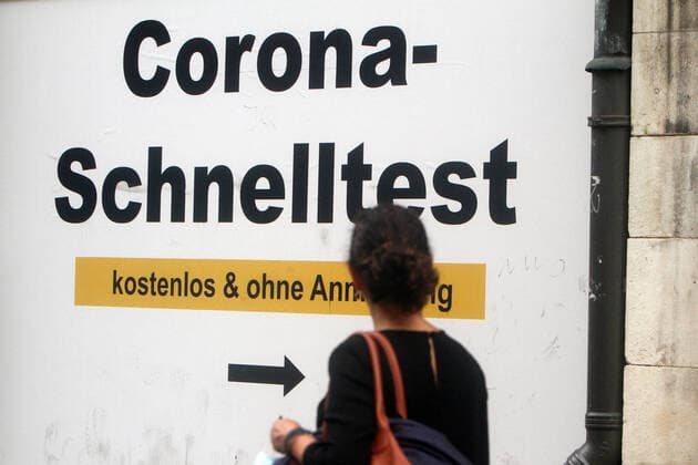 Schriftzug Corona Schnelltest kostenlos und ohne Anmeldung mit Richtungspfeil prangt auf einem zugeklebten Schaufenster in der Innenstadt von München, Bayern, Deutschland