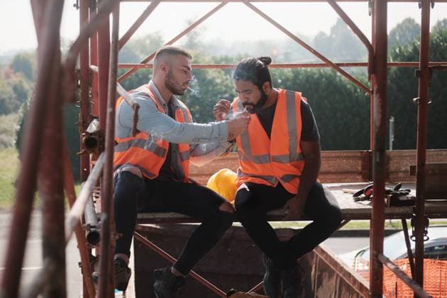 bauarbeiter,baustelle,raucherpause,arbeiter,bau,bauarbeiten,baustellen,rauchpause,zigarettenpause *** construction worker,construction site,cigarette break,blue collar,builder,builders,construction workers,worker,construction sites,site,sites,cigarette breaks jza-han ,model released, Symbolfoto