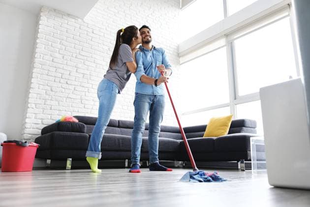 paar,küssen,putzen,hausarbeit,homonym,paare,pärchen,kuss,kuß,küsse,reinigen,säubern,haushalt *** couple,kissing,cleaning,house work,pairs,clean up,purgation,purge,purification,houseworks jza-hcv ,model released, Symbolfoto
