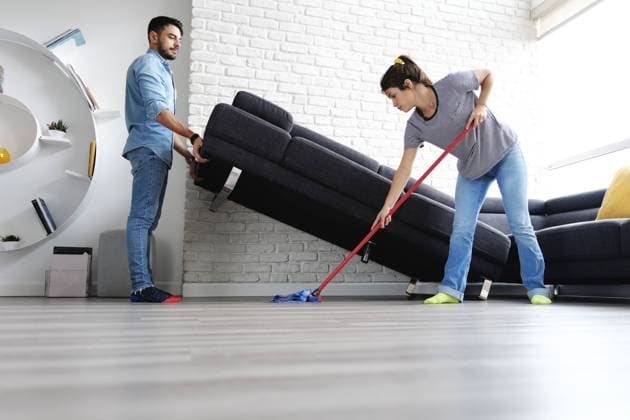 IMAGO Creative: Frühjahrsputz zuhause,teamarbeit,hausarbeit,häusliches leben,zu hause,teamgeist,teamspirit,teamwork,zusammenarbeit,haushalt *** home,teamwork,house work,homes,teamworks,houseworks jza-hd3 ,model released, Symbolfoto