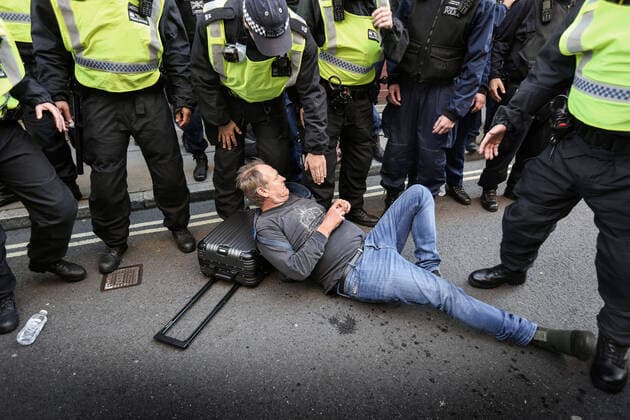 Bilder des Jahres 2021, News 09 September News Themen der Woche KW37 September 16, 2021, London, United Kingdom: Police officers arrest a protester during the demonstration..Protesters held a march across London against media bias, the vaccine passport, the loss of freedom under the Coronavirus Act, Covid vaccination for children and any future lockdowns. Large numbers of police officers were stationed outside numerous buildings to prevent protesters from gaining access. London United Kingdom - ZUMAs197 20210916_zaa_s197_407 Copyright: xMartinxPopex