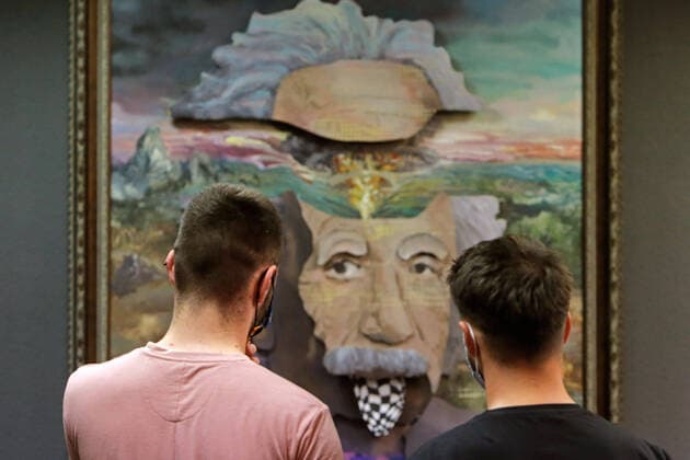 Bilder des Jahres 2021, Entertainment 09 September Entertainment Themen der Woche KW37 (210916) -- BUCHAREST, Sept. 16, 2021 -- People view an artwork at Art Safari exhibition in Bucharest, Romania, on Sept. 16, 2021. Art Safari is an annual cultural event aimed at bringing classical and contemporary artworks closer to the public. (Photo by Xinhua) ROMANIA-BUCHAREST-EXHIBITION-ART SAFARI CristianxCristel 