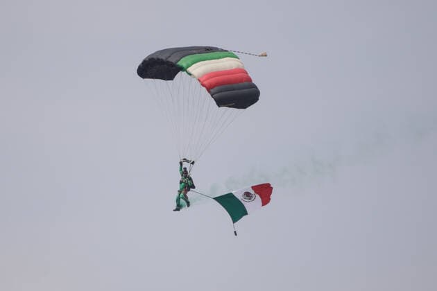 News Bilder des Tages (210917) -- MEXICO CITY, Sept. 17, 2021 -- A paratrooper performs during a military parade in celebration of Mexico s Independence Day in Mexico City, capital of Mexico, Sept. 16, 2021. (Photo by Xinhua) MEXICO-MEXICO CITY-INDEPENDENCE DAY-CELEBRATIONS FranciscoxCanedo 