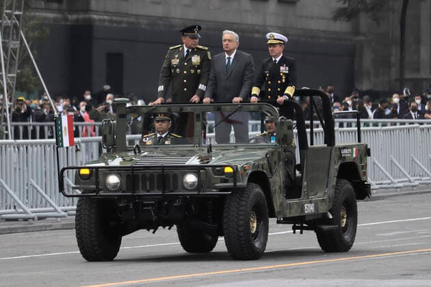 Bilder des Jahres 2021, News 09 September News Themen der Woche KW37 News Bilder des Tages Military Parade On The Occasion Of The 211th Anniversary Of The Independence Of Mexico AndrÃ s Manuel Lopez Obrador (centre), President of Mexico, accompanied by General Luis Cresencio Sandoval Gonzalez (left), Secretary of National Defence, and Admiral JosÃ Rafael Ojeda Duran (right), Secretary of the Navy, in Mexico City s Zocalo prior to the military parade to mark the 211th anniversary of Mexico s Independence. Mexico City Mexico vieyra-notitle210916_npjqU  Copyright: xGerardoxVieyrax