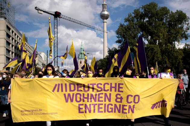 Mietendemo DEU, Deutschland, Germany, Berlin, 11.09.2021 Demonstranten der Initiative Volksentscheid Deutsche Wohnen und Co enteignen auf der Demonstration von Mieterorganisationen und politischen Initiativen gegen hohe steigende Mieten, teure Modernisierungen, Gentrifizierung und Zwangsraeumungen unter dem Motto Bundesweiter Mietendeckel, Wohnungskonzerne enteignen, Bodenspekulation Beenden Gegen Verdraengung und Mietenwahnsinn, Mieten Wahnsinn stoppen Mietenwahnsinn, in Berlin. Demo fuer die Unterstuetzung der Kampagne Deutsche Wohnen und CO Enteignen en: Protesters with poster for the campaign For a City with affordable rents For All under the slogan DW Deutsche Wohnen und CO Enteignen during a demonstration ot tenants rights organiz