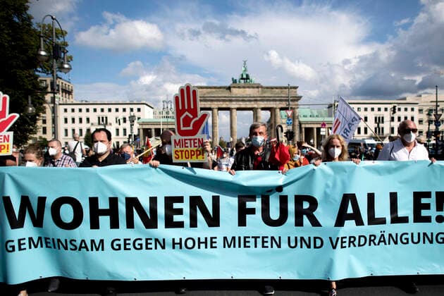 Mietendemo DEU, Deutschland, Germany, Berlin, 11.09.2021 Demonstranten mit Transparent Wohnen Fuer Alle Gemeinsam gegen Hohe Mieten und Verdraengung auf der Demonstration von Mieterorganisationen und politischen Initiativen gegen hohe steigende Mieten, teure Modernisierungen, Gentrifizierung und Zwangsraeumungen unter dem Motto Bundesweiter Mietendeckel, Wohnungskonzerne enteignen, Bodenspekulation Beenden Gegen Verdraengung und Mietenwahnsinn, Mieten Wahnsinn stoppen Mietenwahnsinn, in Berlin. Demo fuer die Unterstuetzung der Kampagne Deutsche Wohnen und CO Enteignen en: Protesters with banner Living For All Together High rents and displacement during a demonstration ot tenants rights organization representatives and activists demonstr