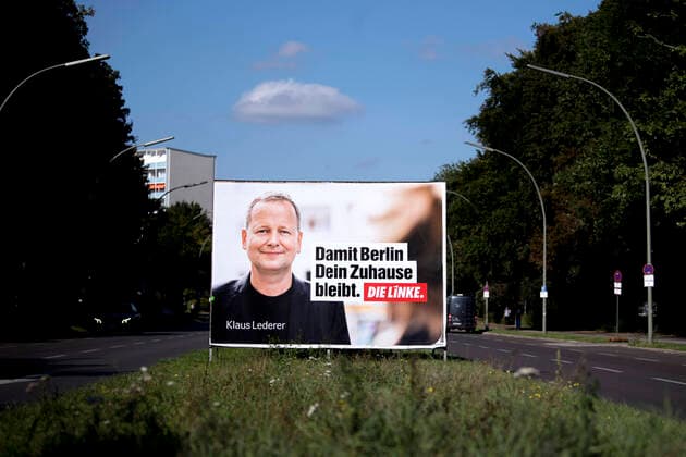 Klaus Lederer, Linke Wahlplakt DEU, Deutschland, Germany, Berlin, 14.09.2021 Plakat mit Foto Klaus Lederer, der Partei Die Linke, Linkspartei, mit Slogan Damit Berlin Dein Zuhause bleibt zur Wahl zum Abgeordnetenhaus am 26. September 2021 in Berlin. en: Poster with photo Klaus Lederer, candidate of the Party Die Linke, with slogan So that Berlin stays your home during a campaign for the Berlin election in september 2021 in Berlin, Germany. *** Klaus Lederer, Linke Wahlplakt DEU, Deutschland, Germany, Berlin, 14 09 2021 Poster with photo Klaus Lederer, candidate of the Party Die Linke, Linkspartei, with slogan So that Berlin remains your home during a campaign for the Berlin election in september 26 2021 in Berlin, Germany