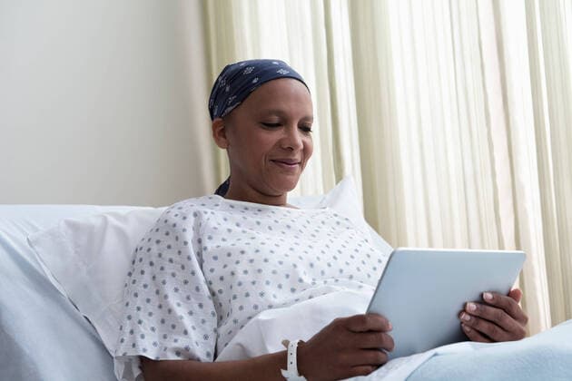 IMAGO Creative: Brustkrebsmonat Female hospital patient using digital tablet, 24.10.2012, Copyright: xCadalpex, model released, wearing,holding,looking,using,connections,hi-tech,information,care,well being,internet,contented,45 to 49 years,hispanic ethnicity,female,woman,mature woman,only one mature woman,one person,patients,indoors,hospital,hospital ward,bandana,headscarf,examination gown,communication,smiling,cancer,technology,digital tablet,medical,hospital bed,recovering,wifi,mobile internet,chemotherapy,October 2012 Release,healthcare,April 2013 Release,Holding,Mature Adult,45-49 Years,Female,Women,Patient,Care,Connection,Hi Tech,Information,Recovery,Satisfaction,Wellbeing,Happiness,Unwell,Illness,Cancer,One Person,Smiling,Radio,Computer,Portable Information Devic Ref:IS099TB0Y