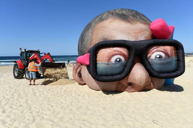 Bilder des Jahres 2021, News 09 September News Themen der Woche KW37 News Bilder des Tages SWELL SCULPTURE FESTIVAL GOLD COAST, Workmen are seen placing sand next to the sculpture by artist Danger Dave titled Damien Hirst looking for sharks at the Swell Sculpture Festival at Currumbin Beach on the Gold Coast, Friday, September 17, 2021. The Swell Sculpture Festival is the largest outdoor art exhibition in Queensland and features 65 large scale contemporary sculptures set along Currumbin Beach. ( NO ARCHIVING, EDITORIAL USE ONLY, NO USE IN BOOKS WITHOUT CONSENT BRISBANE QLD AUSTRALIA  Copyright: xDARRENxENGLANDx 20210917001576994830