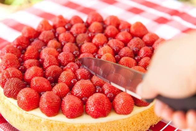 erdbeerkuchen,anschneiden,erdbeertorte,kuchen,obstkuchen,anbrechen,aufschneiden,schneiden *** strawberry cake,cutting,strawberry cakes l64-g5z