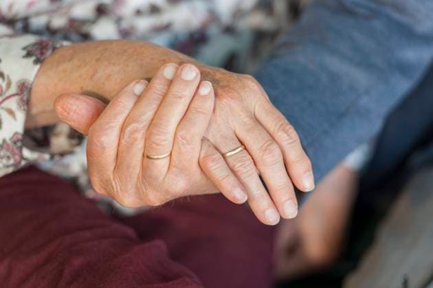 hand halten,verbundenheit,vertrautheit,hand in hand,hände halten,innig,vertraut *** holding hands,bonding,familiarity,familiarities lj3-jld ,model released, Symbolfoto