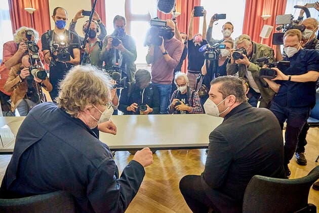 - Wien 17.09.2021 - Am Wiener Landesgericht für Zivilrechtssachen begann heute die erste mündliche Verhandlung einer Amtshaftungsklage gegen die Republik Österreich in der Causa Ischgl. Die Witwe und der Sohn eines 72-Jährigen, der sich mutmasslich bei einem Ischgl-Aufenthalt im März 2020 mit dem Coronavirus ansteckte und wenig später starb, verlangen rund 100.000 Euro Schadenersatz von der Republik Österreich. Der Verbraucherschutzverein (VSV) hat im Namen der Familie die Klage eingebracht. PHOTO: Verbraucherschutzverein-Obmann Peter Kolba (L) und der Sohn des Verstorbenen, Ulrich Schopf (R), kurz vor Beginn der Verhandlung. Vienna AUSTRIA - The first oral hearing of an official liability suit against the Republic of Austria in the I 