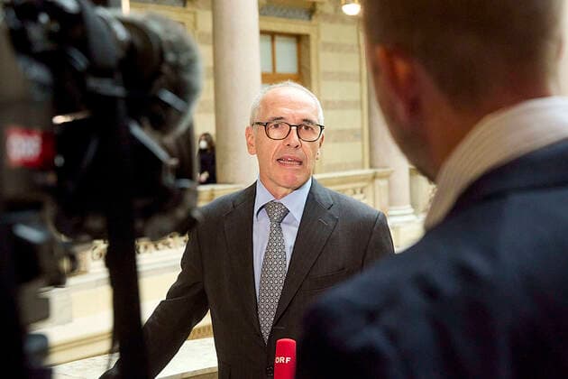 - Wien 17.09.2021 - Am Wiener Landesgericht für Zivilrechtssachen begann heute die erste mündliche Verhandlung einer Amtshaftungsklage gegen die Republik Österreich in der Causa Ischgl. Die Witwe und der Sohn eines 72-Jährigen, der sich mutmasslich bei einem Ischgl-Aufenthalt im März 2020 mit dem Coronavirus ansteckte und wenig später starb, verlangen rund 100.000 Euro Schadenersatz von der Republik Österreich. Der Verbraucherschutzverein (VSV) hat im Namen der Familie die Klage eingebracht. PHOTO: Opferanwalt Alexander Klauser kurz vor Beginn der Verhandlung. Vienna AUSTRIA - The first oral hearing of an official liability suit against the Republic of Austria in the Ischgl case began today at the Vienna Regional Court for Civil Law M 