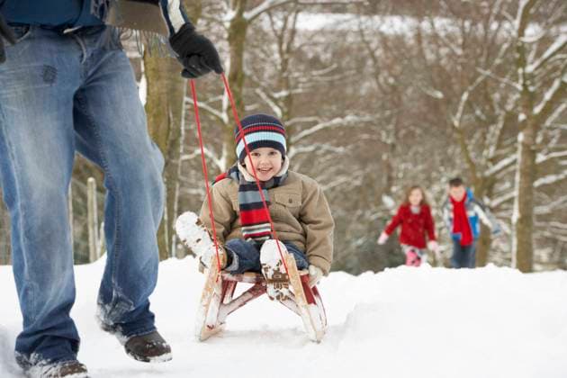junge,winterspaziergang,familienausflug,jungen,spazieren,spazierengehen,spaziergang,spaziergänger,ausflug,ausflüge,familienausflüge *** boy,winter walk,family outing,boys,winter walks m5r-fh1 ,model released, Symbolfoto