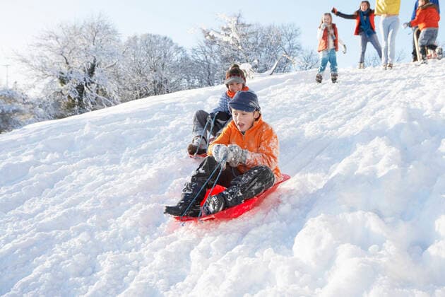 IMAGO Creative: Alternativer Wintersport rodeln,familie,schlittenfahrt,schlittenfahren,familien,schlitten fahren *** sledding,family,sledging,families,tobogganing m5r-flr ,model released, Symbolfoto