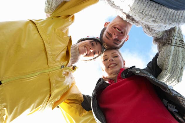 IMAGO Creative: Landleben - Alfresco, Draußen freundschaft,zusammenhalt,freunde,befreundet,freund,freundschaften,solidarisch,solidarität,verbunden,verbundenheit,zusammen halten,zusammenhalten *** friendship,togetherness,friends,friendships,cohesions,friend m5r-grp ,model released, Symbolfoto