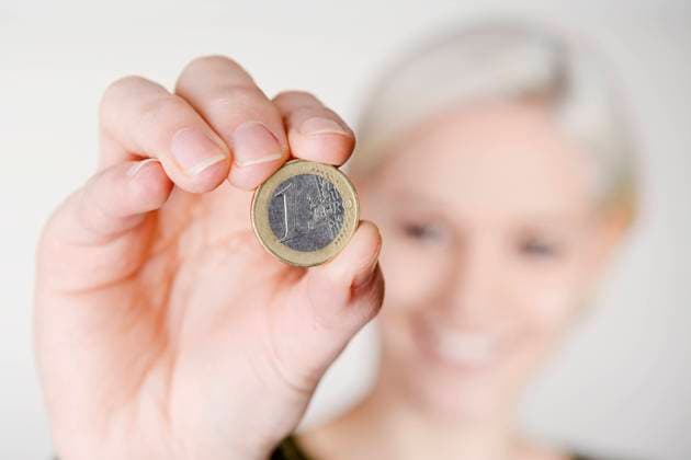 junge frau,sparen,geldstück,1 euro,frau,gespart,sparsam,sparsamkeit,geldstücke,münze,münzen,ein euro *** young woman,save,coin,1 euro,girl,girls,woman,young women,saves,coins,one euro mih-hdo ,model released, Symbolfoto